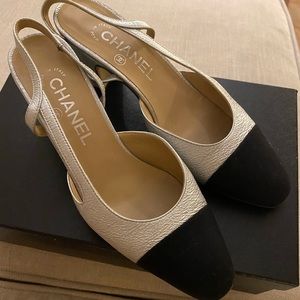 CHANEL classic slingback